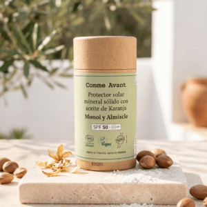 Protector solar mineral sólido Comme Avant SPF 50 con aceite de Karanja y aroma a Monoi en envase de cartón biodegradable.