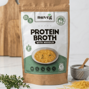 Paquete de caldo con fideos proteico de la marca Nuveg.